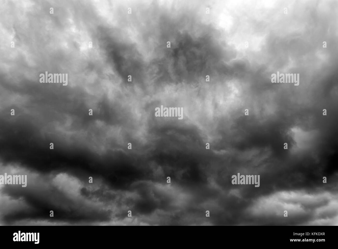 Fuertes nubes de lluvia en blanco y negro Foto de stock