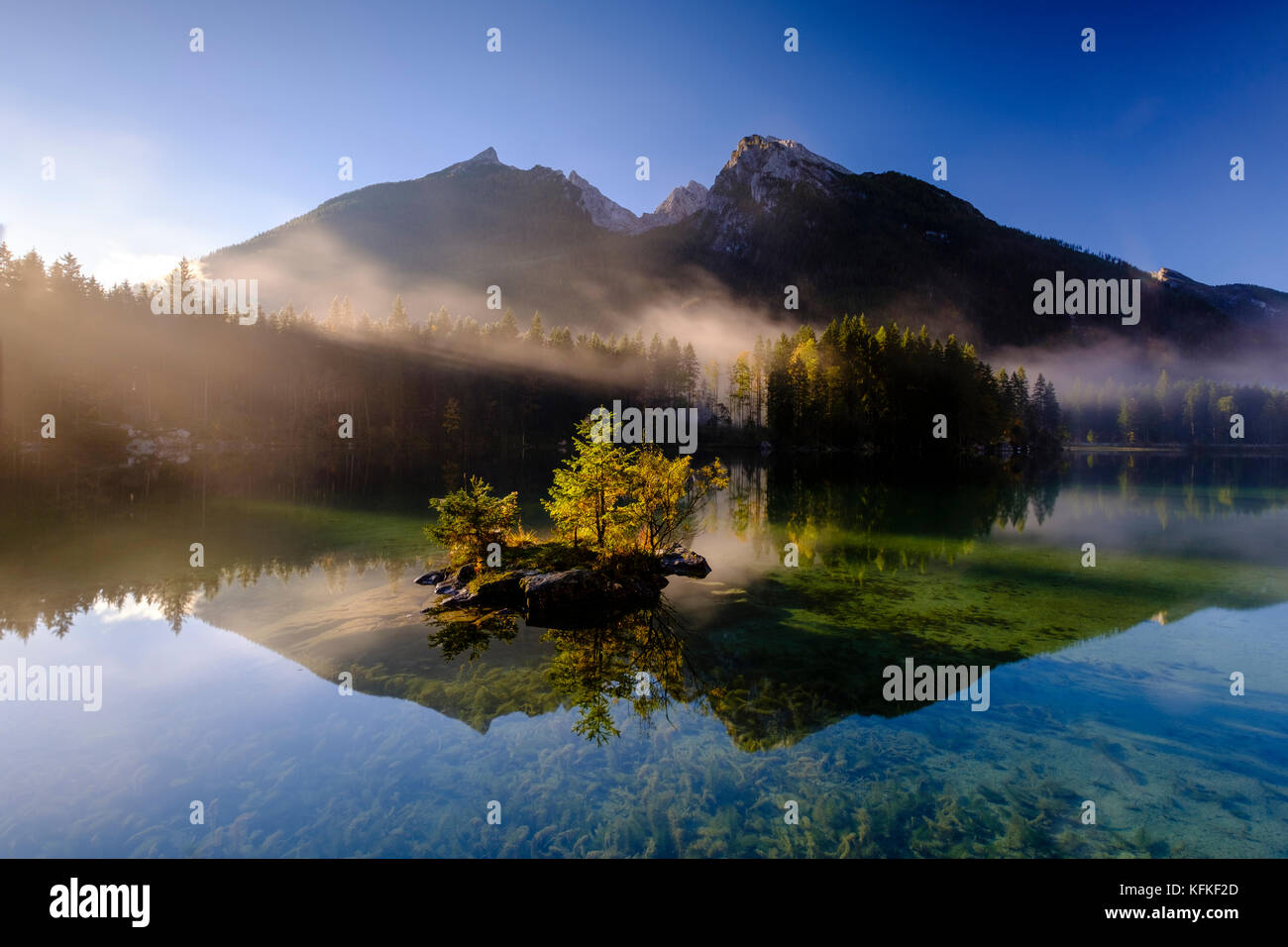 Lago hintersee con niebla de la mañana, parte trasera alta, fría, Parque Nacional Berchtesgaden, Alta Baviera ramsau, Baviera, Alemania Foto de stock