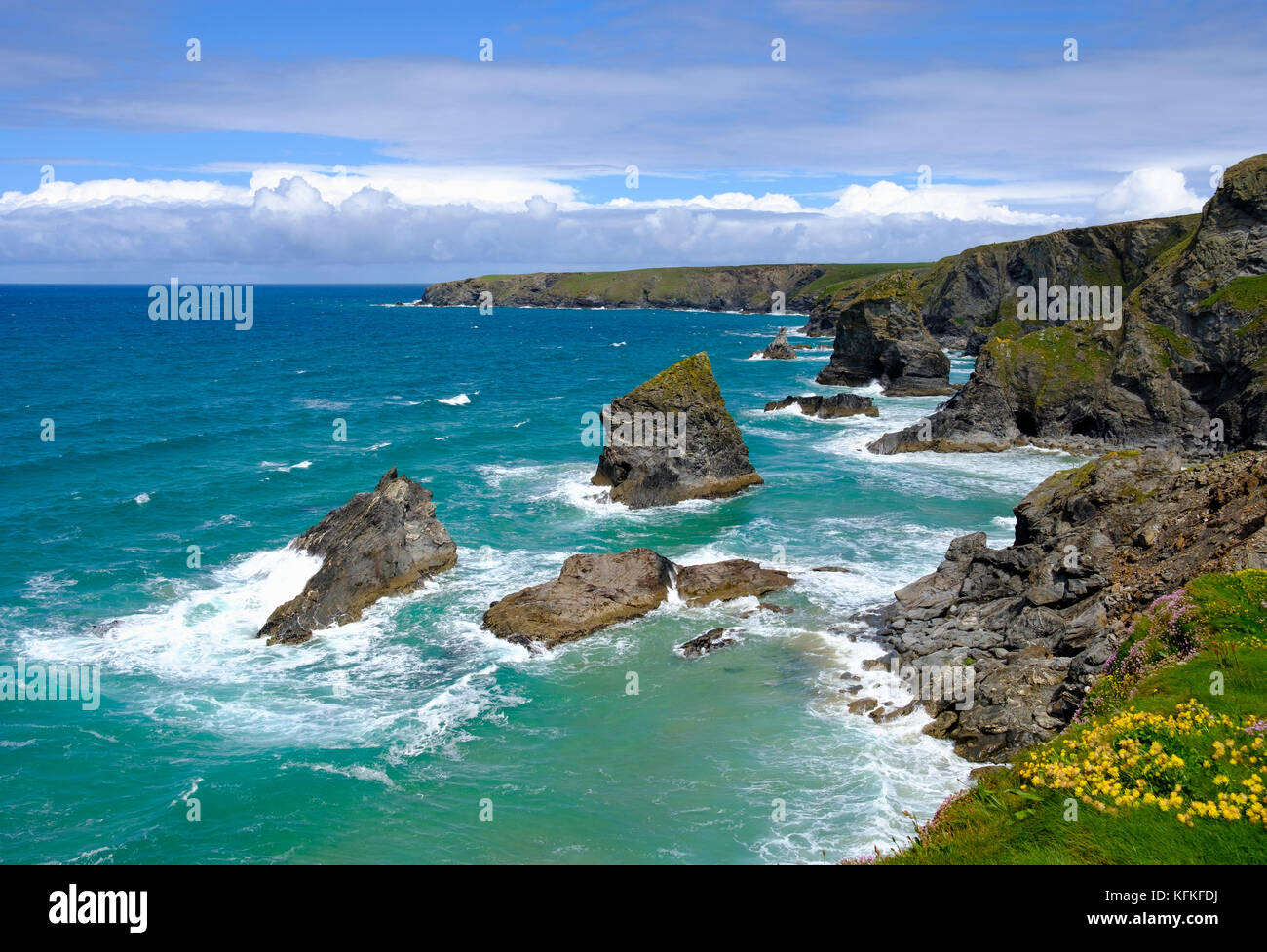 Costa rocosa bedruthan pasos, cerca de Newquay, Cornwall, Inglaterra, Gran Bretaña Foto de stock