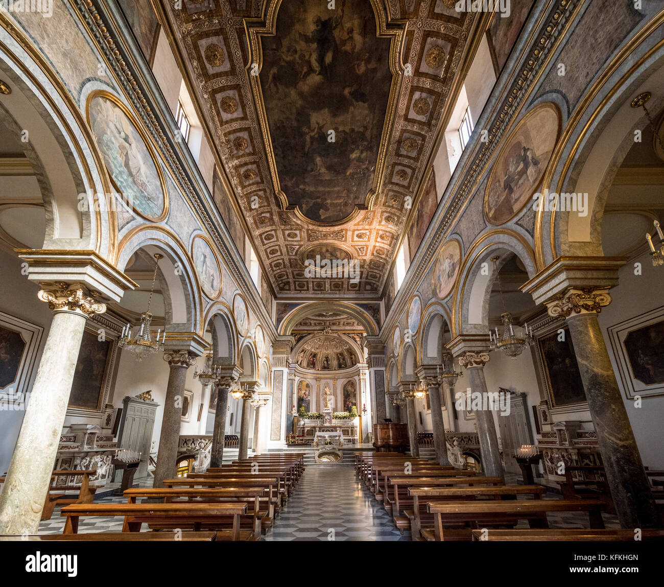 Interior de la Basílica de Sant' Antonino, Sorrento, Italia. Iglesia italiana Foto de stock