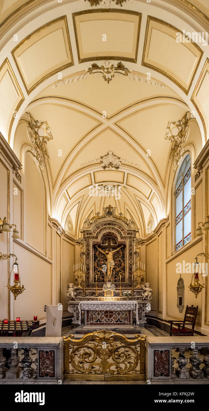 El altar y las puertas de oro en una capilla de la Catedral de Sorrento, Sorrento, Italia. Foto de stock