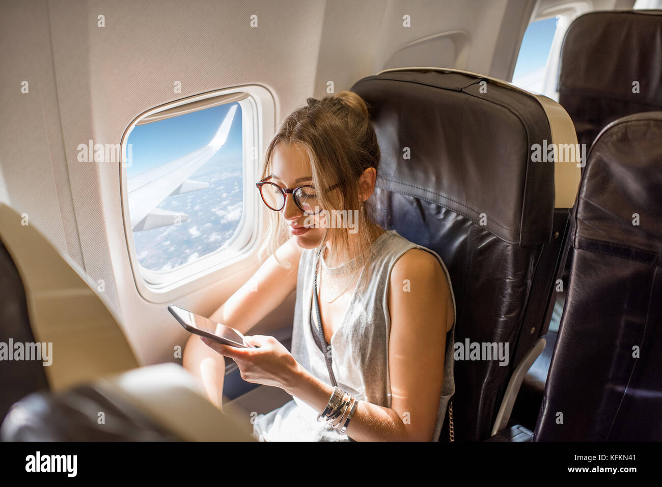 La mujer en el avión Foto de stock