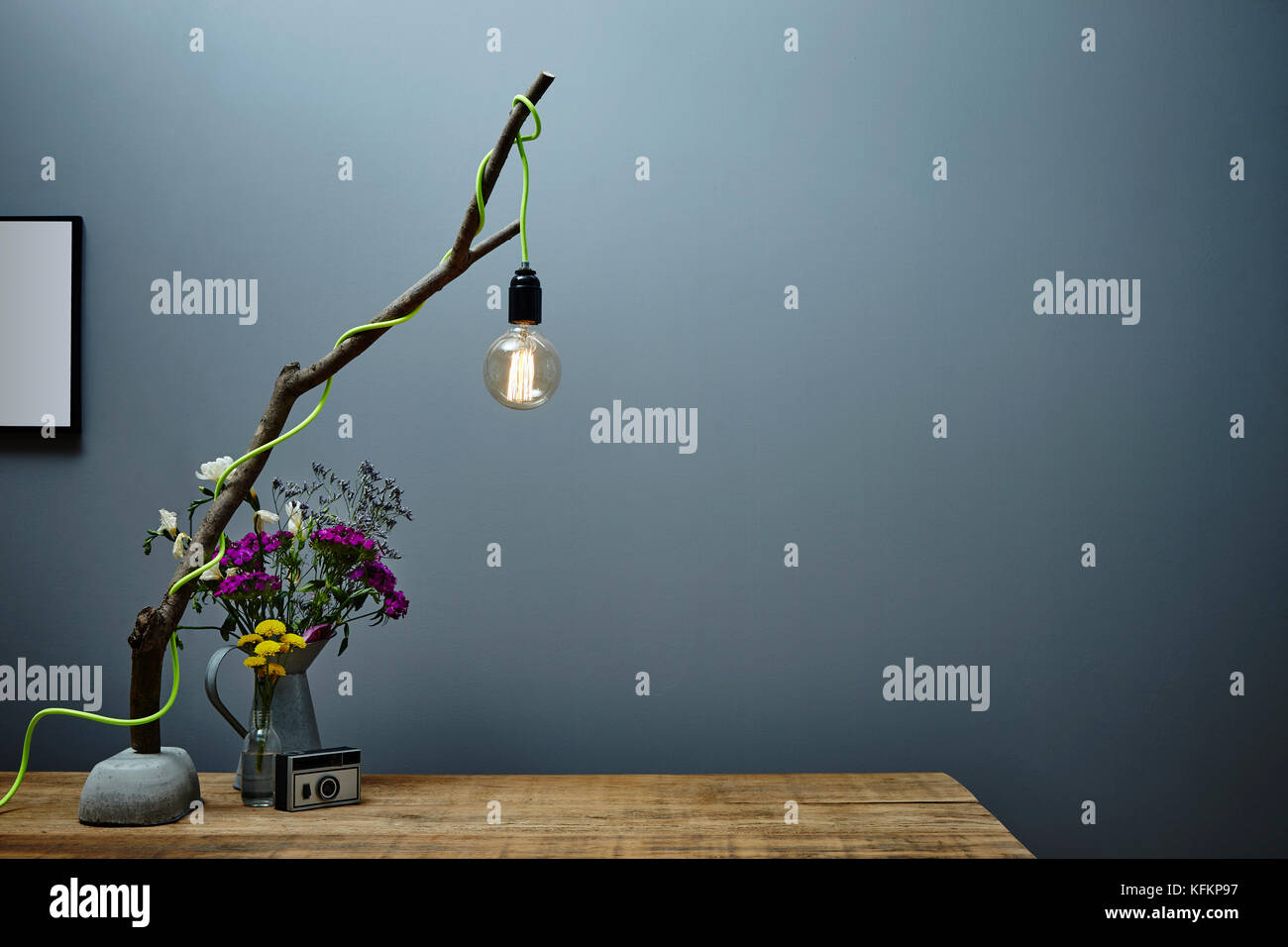 Diseño urbano singular lámpara rama de flores y decoración de la cámara Foto de stock