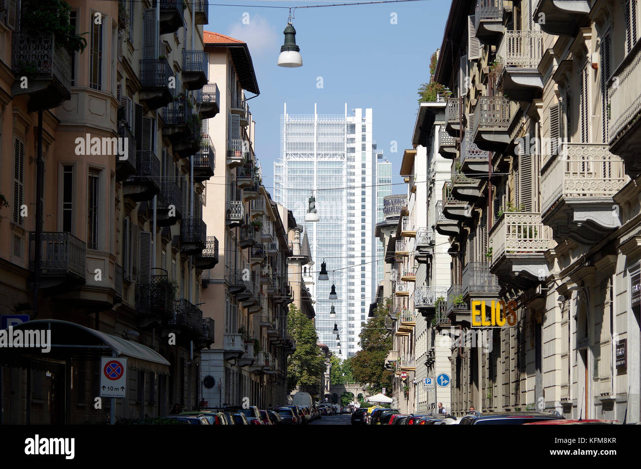 Turín, Italia, vista a lo largo de Via S Quintino, hacia Grattacielo Intesa Sanpaolo, el contraste entre lo viejo y lo nuevo, Foto de stock