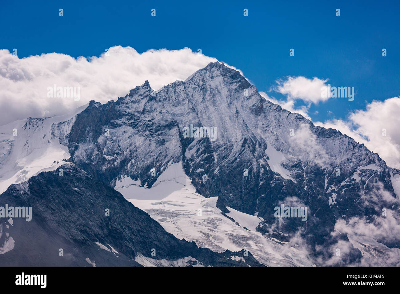 Zinal, Suiza - weisshorn 4506m (14.783 pies), una montaña en los Alpes Peninos, en el cantón de Valais. Foto de stock