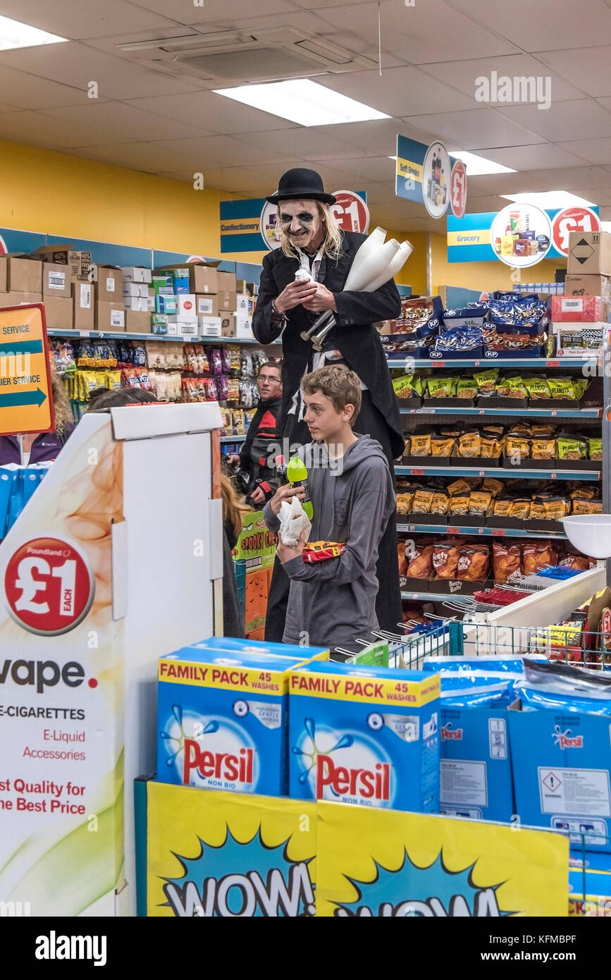 Zombies - un caminar sobre zancos zombie de compras en una tienda en Newquay, Cornwall. Foto de stock