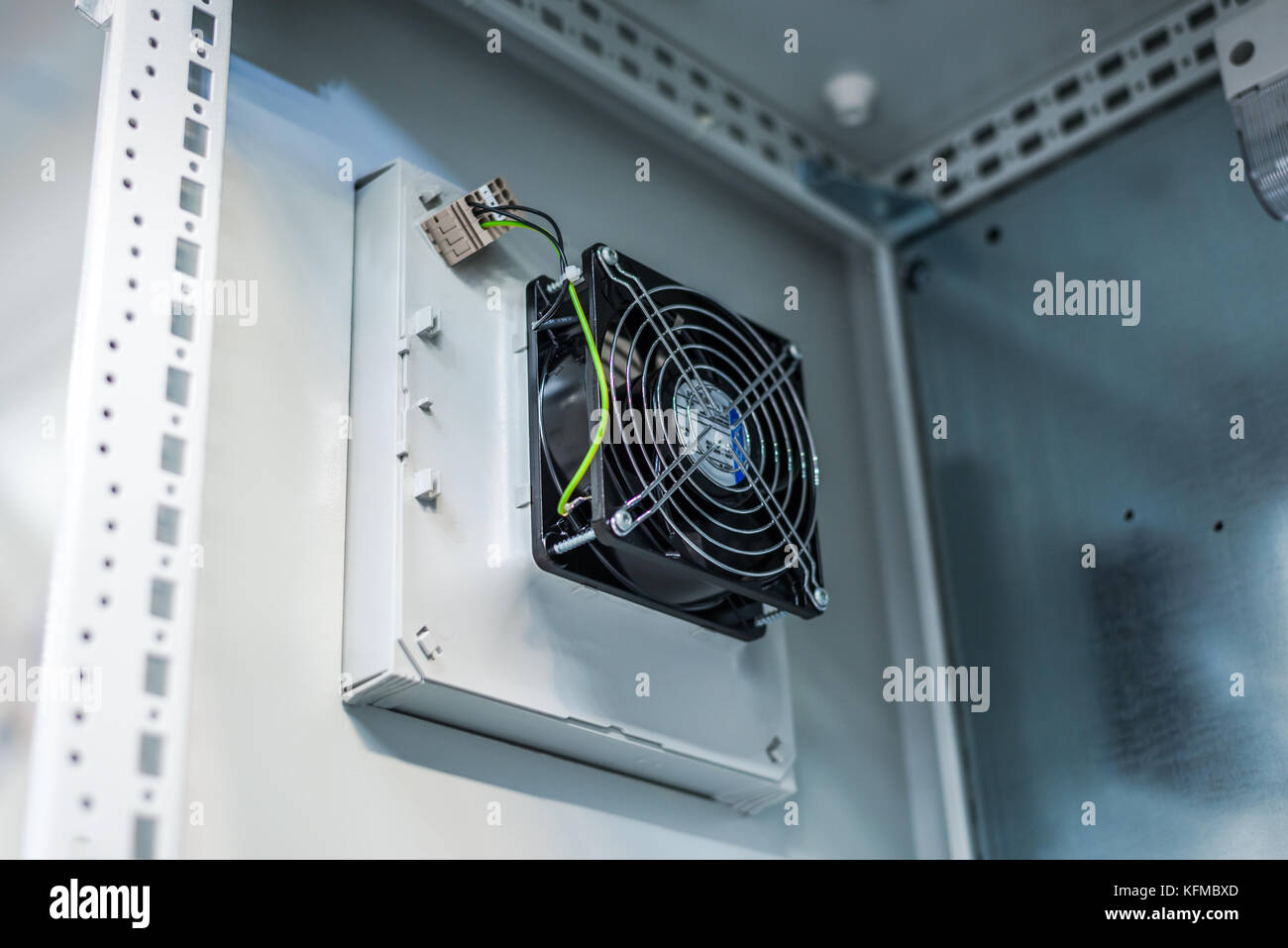 Ventilador de refrigeración eléctrico en el recinto industrial,  distribución de la potencia de la industria Fotografía de stock - Alamy
