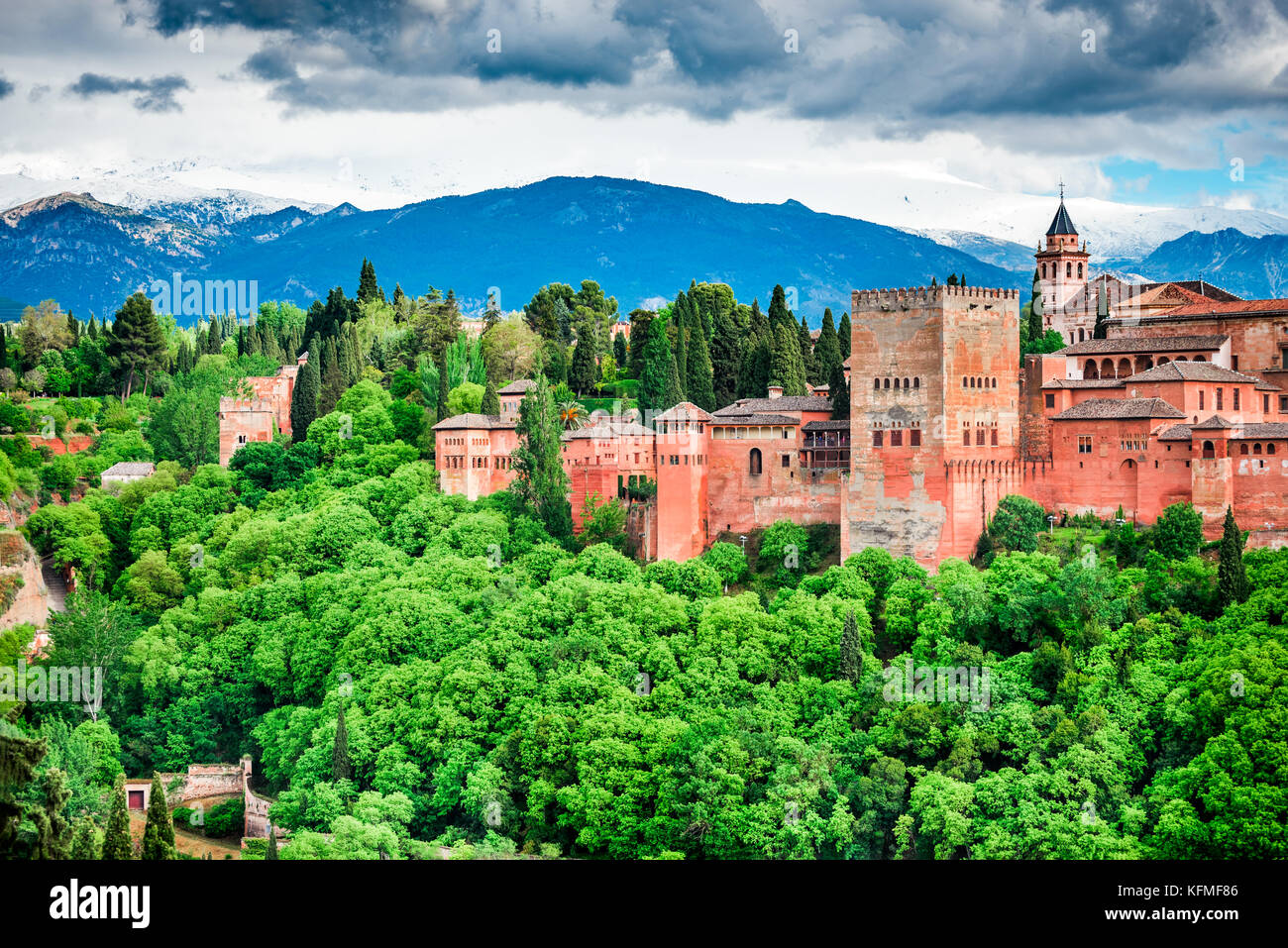 Granada, España. La famosa Alhambra, fortaleza, Emirato Nazarí Viajes europeos hito en Andalucía. Foto de stock