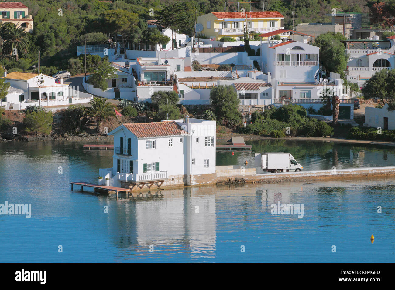 Casas de campo en la costa de mar del golfo. en Mahón, Menorca, España Foto de stock