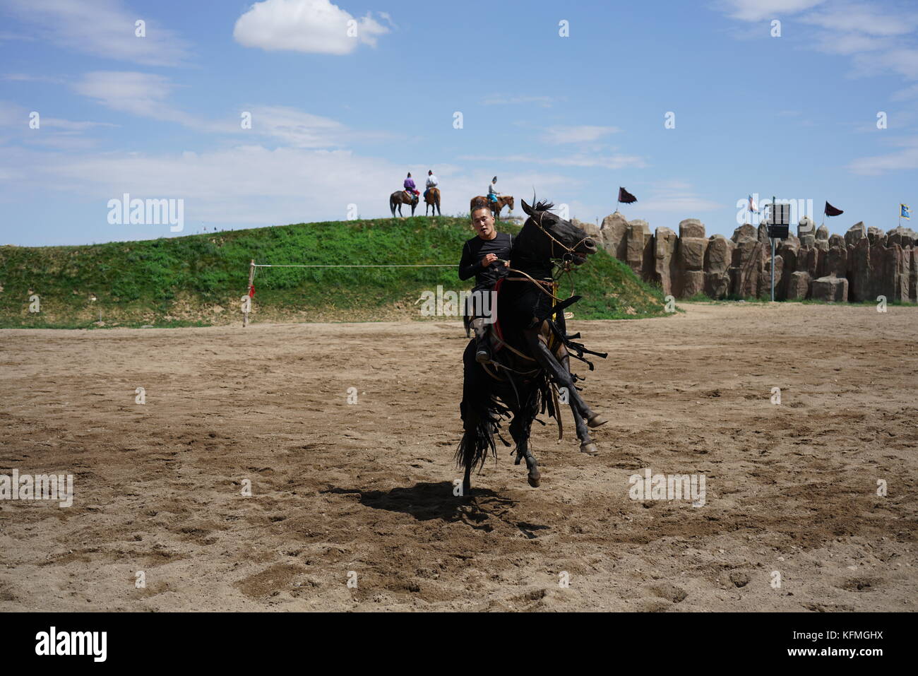 'Up!Up!' un jinete mongol le dijo a su negro le robó mientras estaba tirando de riendas, y el caballo se paró en sus pies a la vez como resultado. Foto de stock