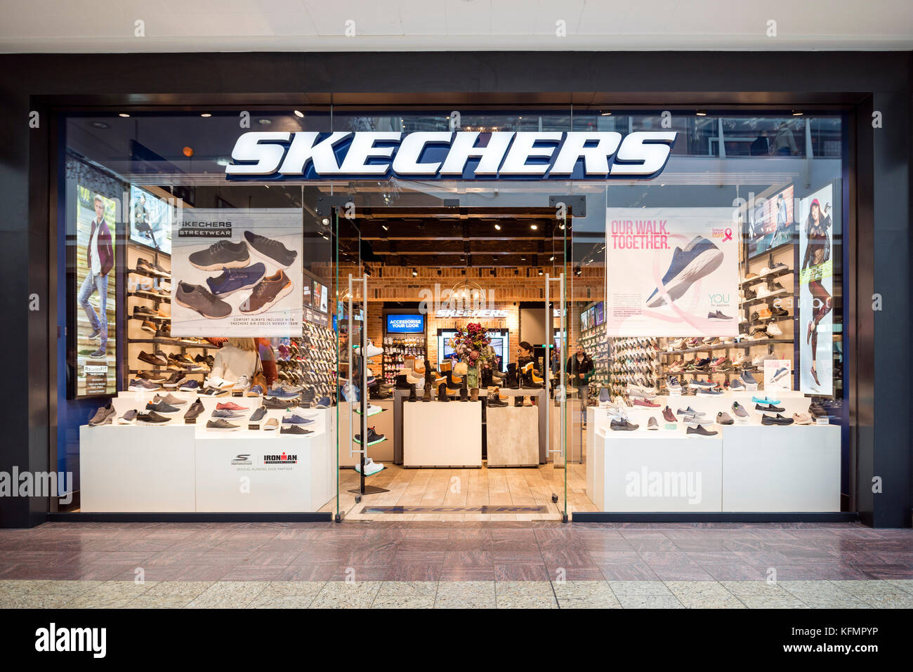 Skechers shop fotografías e de alta resolución -