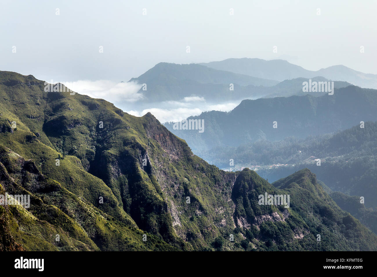 El impresionante paisaje de las montañas a lo largo de los senderos entre el Pico do Arieiro y Pico Ruivo, Madeira, Portugal Foto de stock