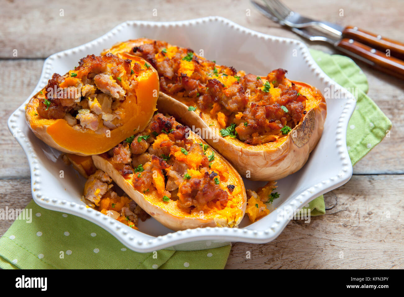 Calabaza rellena con carne, verduras y hierbas Fotografía de stock - Alamy