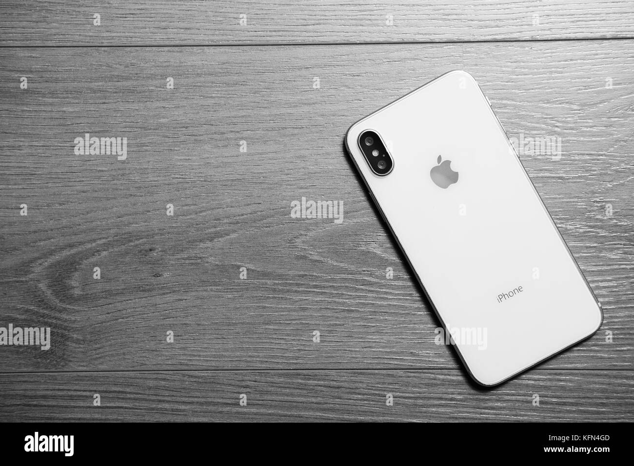 Ucrania MARIUPOL,30 de Octubre,2017: nuevo Iphone X teléfono inteligente en estrecha.Último iphone de Apple 10 modelo de teléfono móvil.editorial ilustrativos Foto de stock