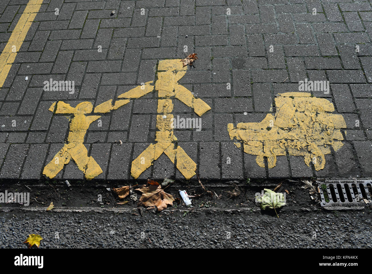 Padres y familiares o bebé parking pintado de amarillo las marcas viales. Foto de stock