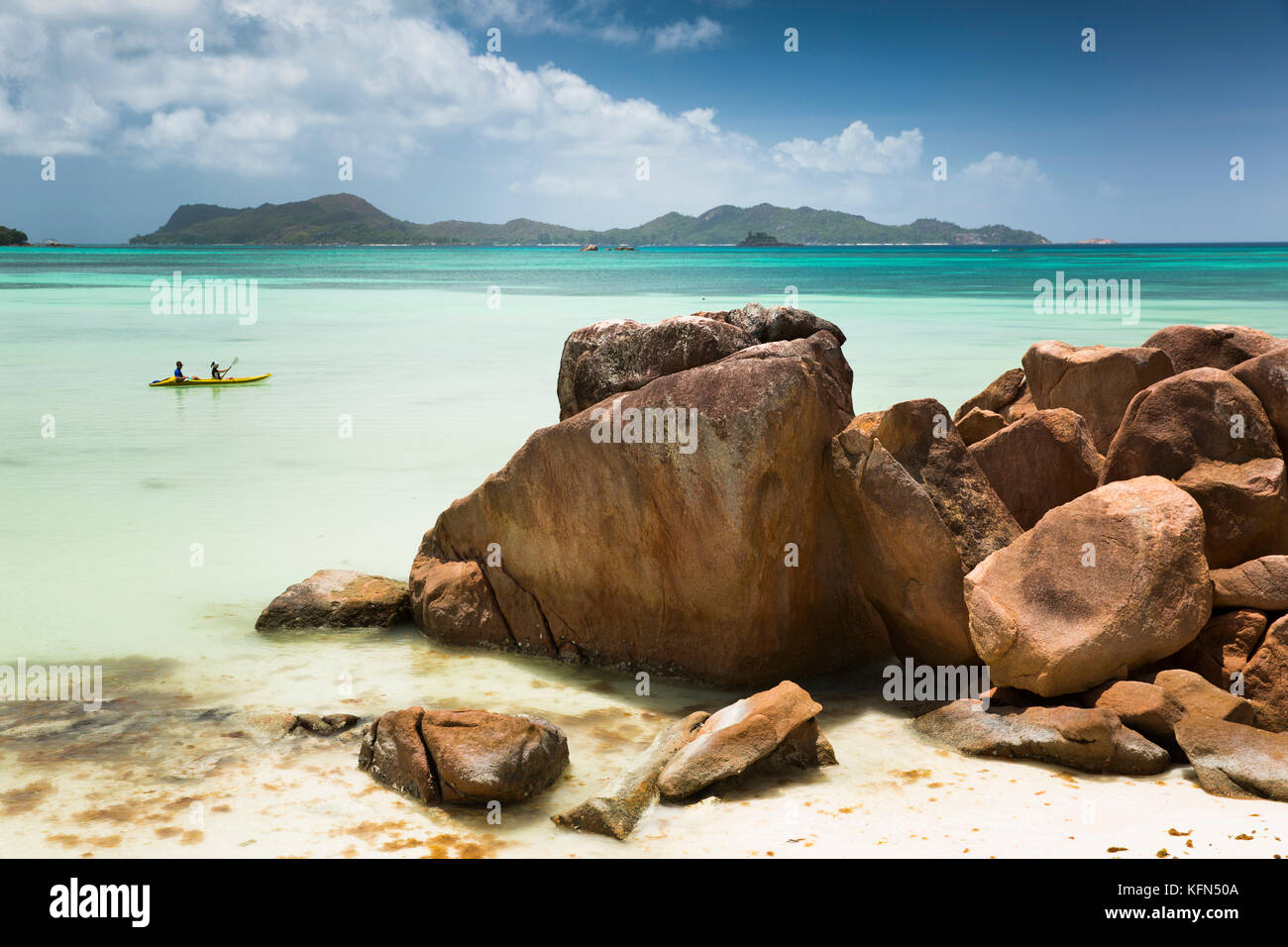 Las islas Seychelles, Praslin, Anse Volbert, Cote d'Or Beach pareja en kayak de mar en el Anse Gouvernment Foto de stock