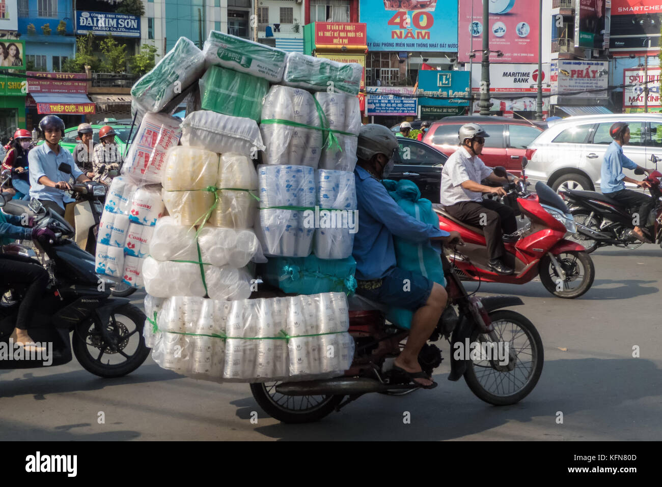 Carga loca en la parte trasera de un ciclomotor, Ngã sáu Cộng hoà, Hồ Chí Minh City, Viet Nam Foto de stock