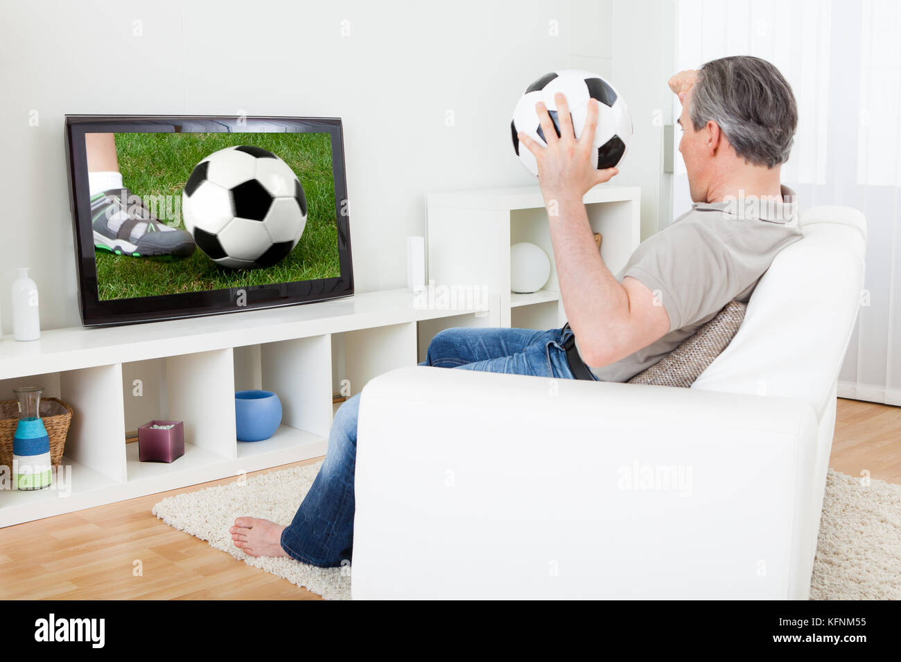 Retrato de un hombre maduro, viendo el fútbol en televisión Foto de stock