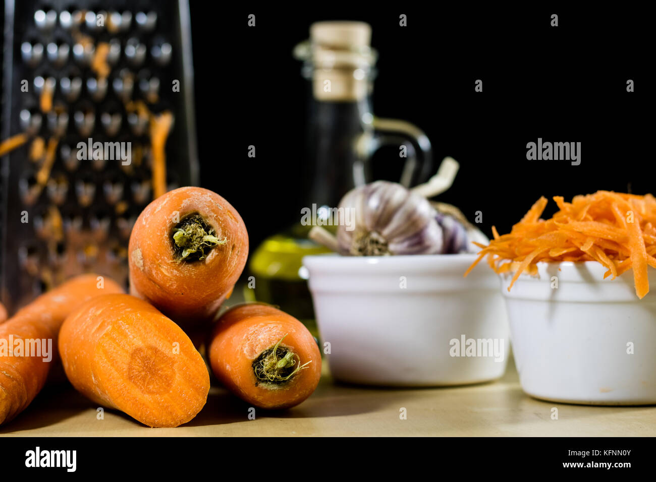 Col Zanahorias Y Un Rallador De Repollo En Una Cacerola Grande Foto de  stock y más banco de imágenes de Agricultura - iStock