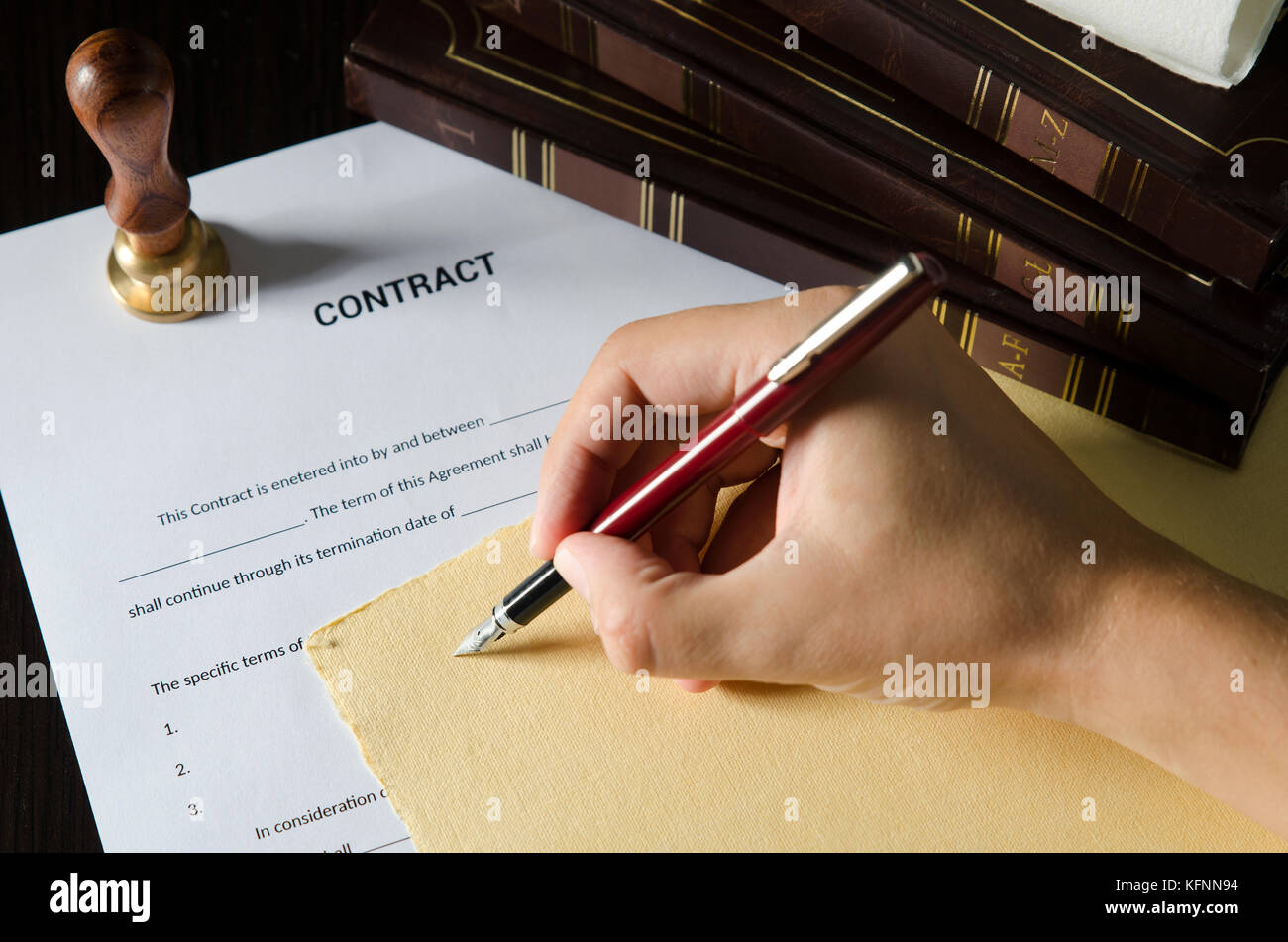 Notario firmando un contrato con la pluma estilográfica. Hombre de negocios ley Abogado abogado notario público Foto de stock