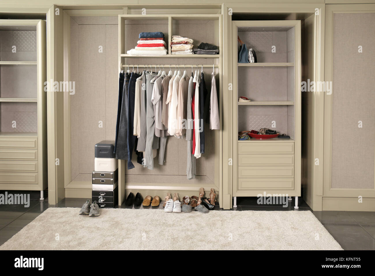 Closet abierto fotografías e imágenes de alta resolución - Alamy