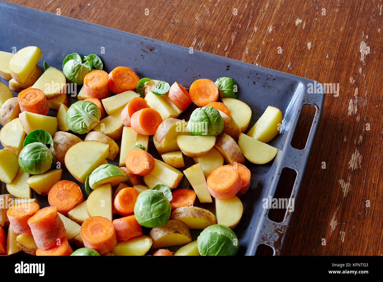 Bandeja para hornear llena con verduras orgánicas Foto de stock
