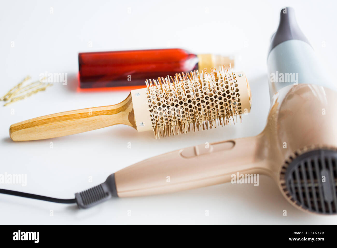 Secador de pelo, cepillo, caliente spray para moldear el cabello y  pasadores Fotografía de stock - Alamy