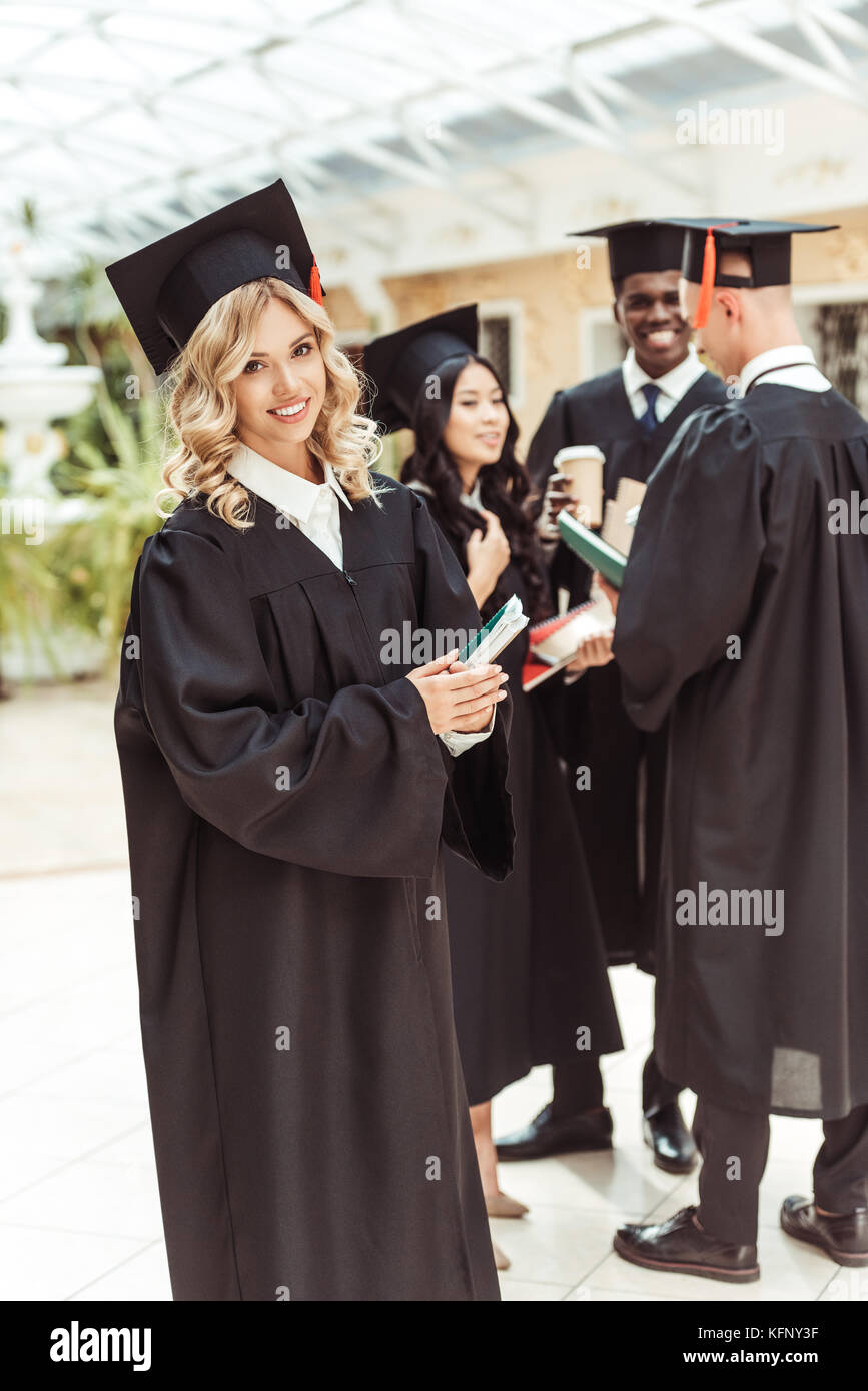 Estudiante chica en traje de graduación Fotografía de stock - Alamy