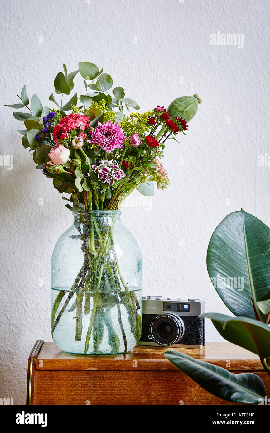 Ramo de flores silvestres en hipster acogedor diseño vívido diseño interior Foto de stock