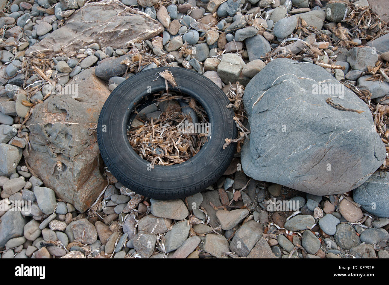 Un caucho de neumático de coche varada en una playa de guijarros en la isla  de Menorca en el Mediterráneo Fotografía de stock - Alamy