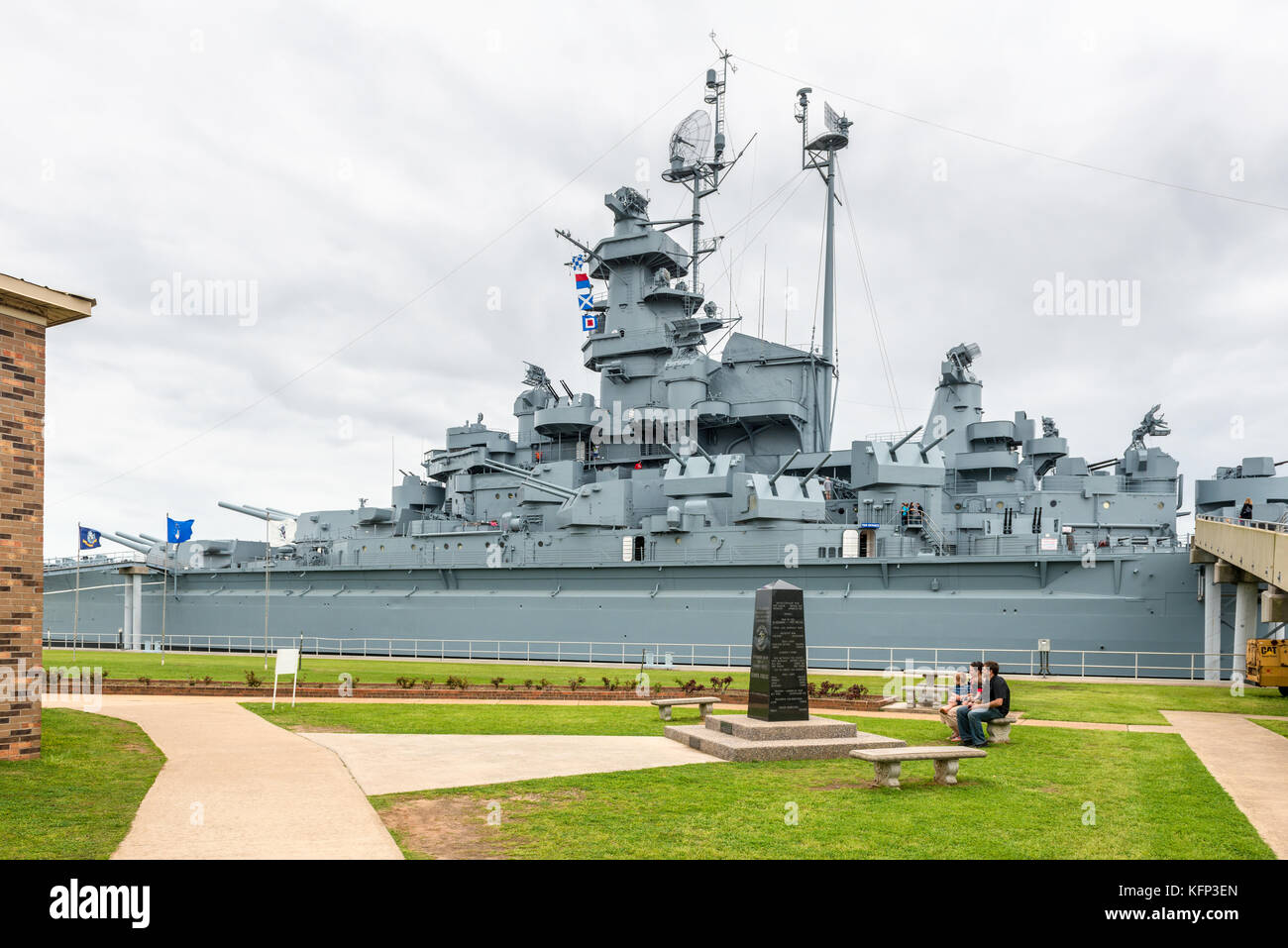 El acorazado USS Alabama en el Memorial Park en Mobile, Alabama, Estados Unidos. El parque tiene una colección de notables aviones militares y naves de museo Foto de stock
