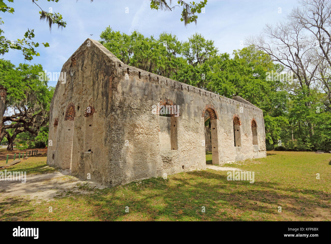 Atigrado wall ruinas de la capilla de la facilidad de saint helenas en la iglesia episcopal Saint Helena island en el condado de beaufort, Carolina del Sur Foto de stock