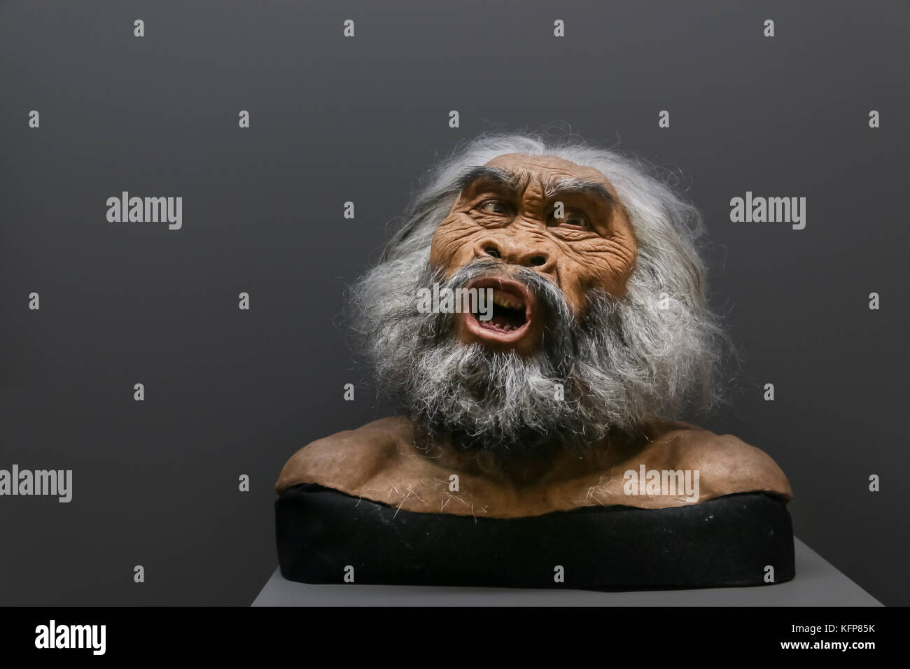 Cara de cera del primitivo persona en un museo histórico Foto de stock