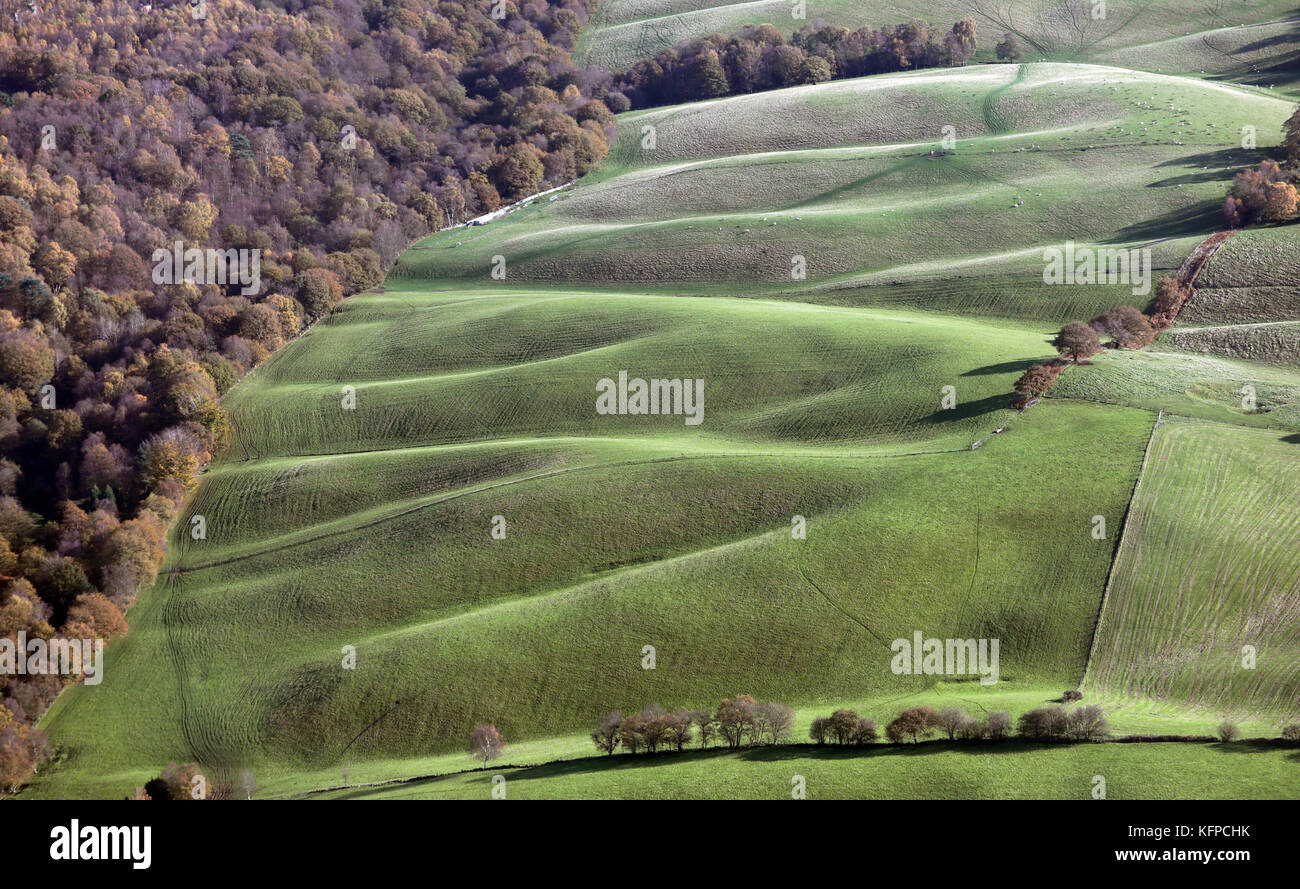 Vista aérea de ondulantes colinas en Inglaterra, Reino Unido. Foto de stock