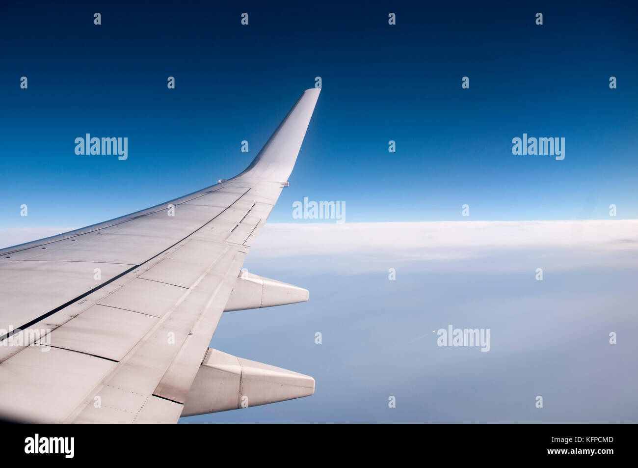 Ala de avión ver encima de cielo nublado Foto de stock