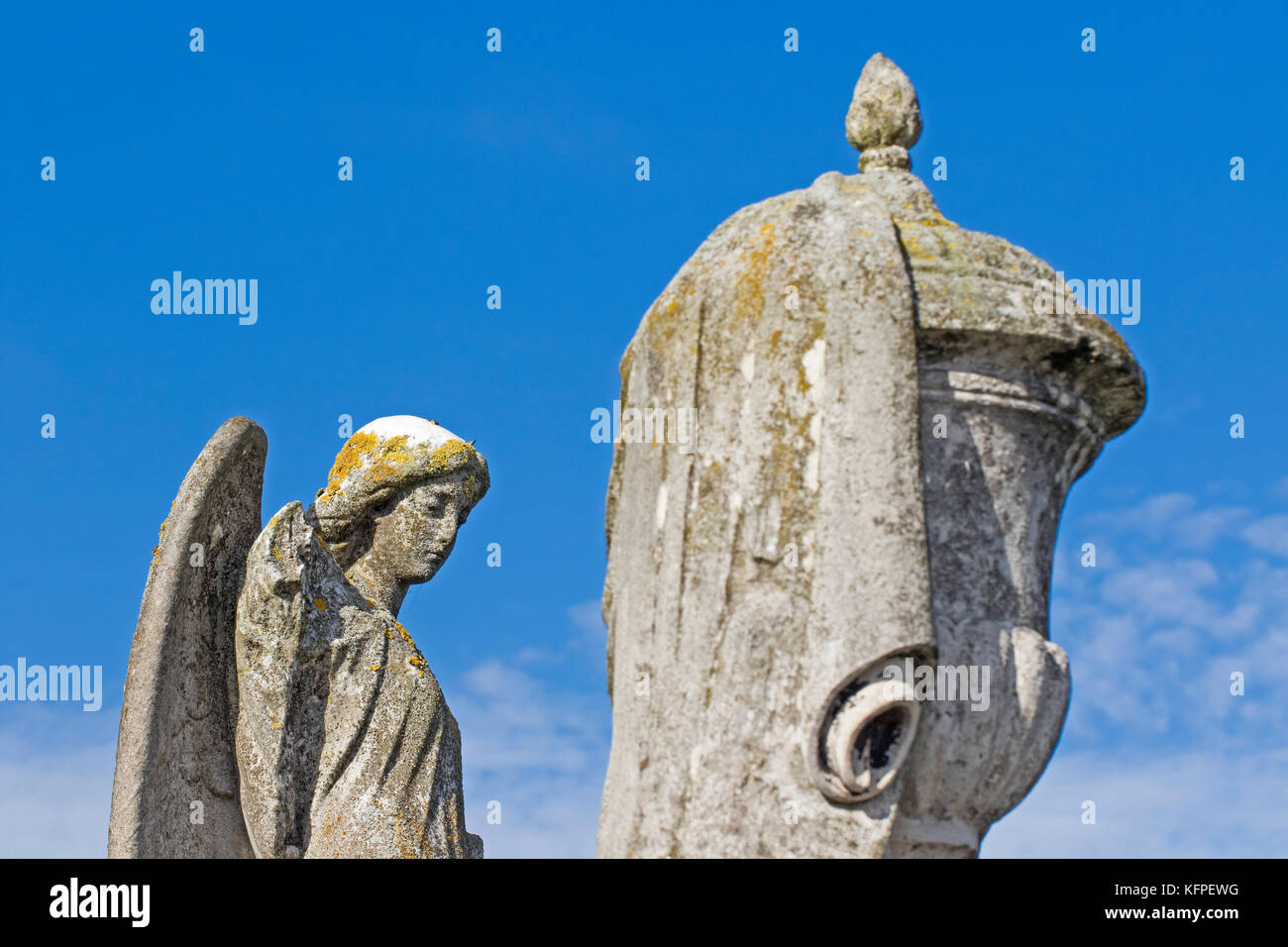 Londres, Lewisham Brockley desgastados en la estatuaria victoriano y cementerio Ladywell Foto de stock