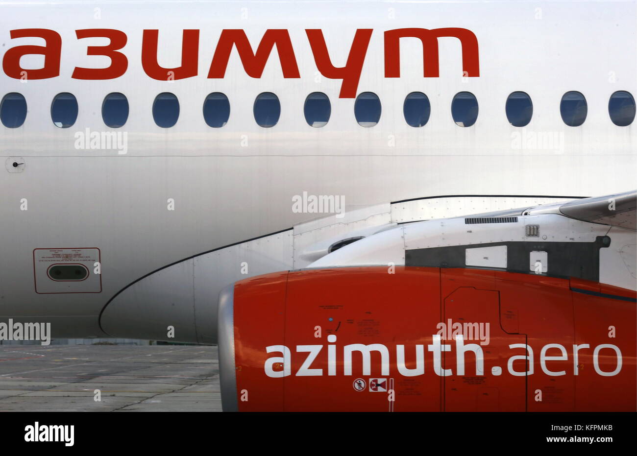 Rostov sobre el don, Rusia. 31 oct, 2017. Un Sukhoi Superjet 100 (ssj-100) un avión de pasajeros operados por la aerolínea de acimut visto en el aeropuerto de la ciudad. El acimut es una aerolínea de pasajeros para el centro y el sur de Rusia; a partir de diciembre de 2017, es para atender nuevos platov aeropuerto cerca de Rostov-on-Don. Crédito: Valery matytsin/tass/alamy live news Foto de stock