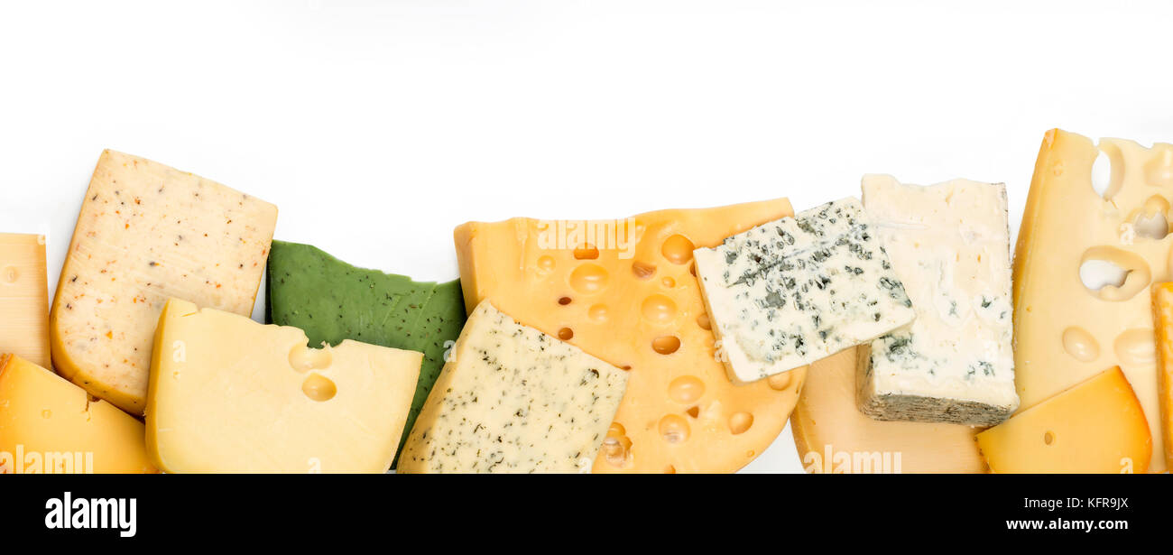 Diferentes tipos de quesos aislado sobre fondo blanco con trazado de recorte. Foto de stock