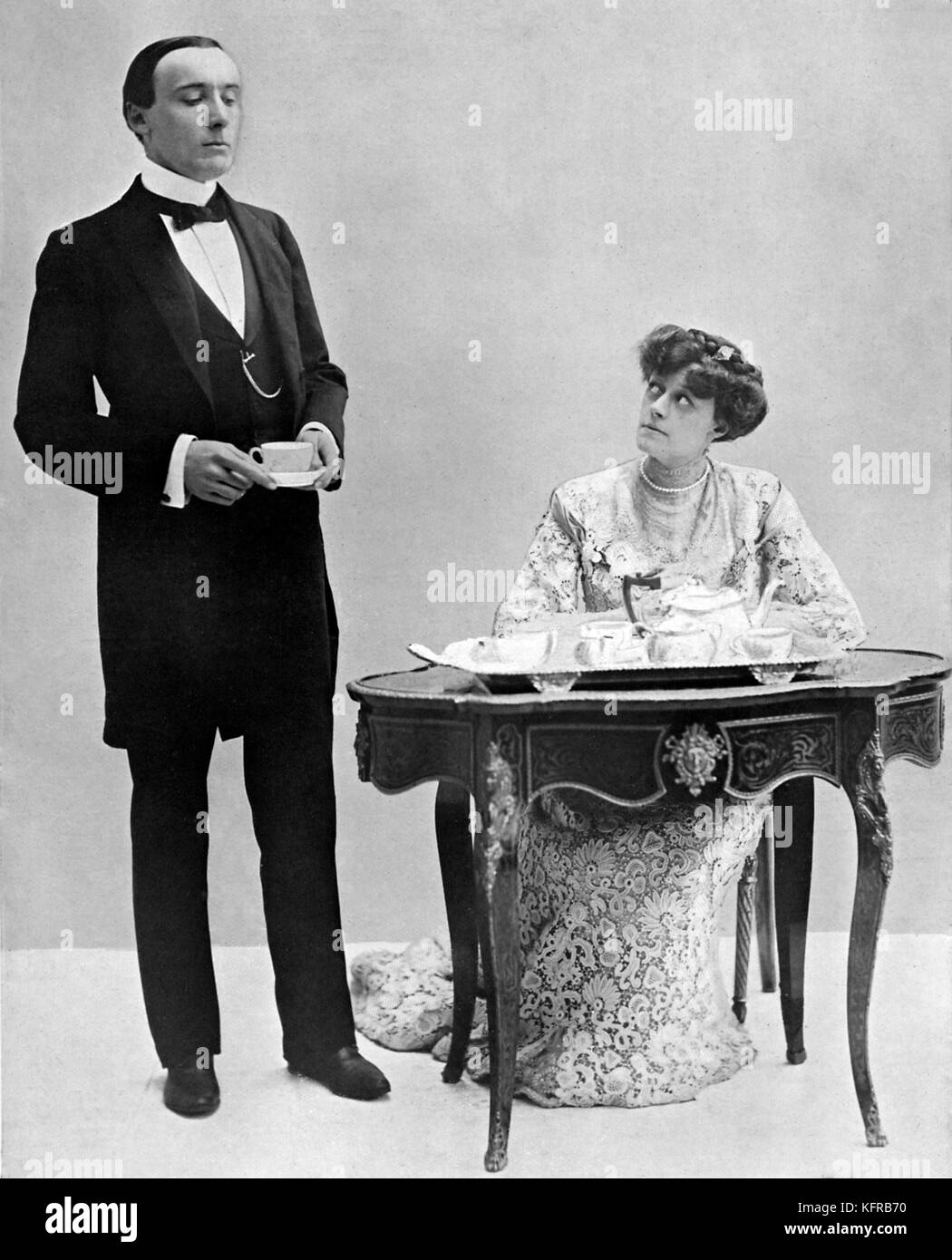 Escena del Almirante Crichton por J.M. Barrie, c. 1902. Escena con Crichton (interpretado por el Sr. H.B. Irving) y Lady Mary (interpretado por la Srta. Irene vanBrugh). Desde la producción al duque de York Theatre, Londres, que abrió sus puertas el 4 de noviembre de 1902. Foto de stock
