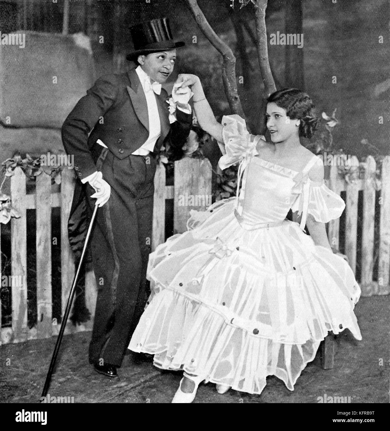 Valaida nieve (2 de junio de 1904 - 30 de mayo de 1956) y Dorothy verde, cantando "No te puedo dar nada sino amor', en Lew Leslie's 'Mirlos de 1935", en el London Coliseum, 1935. Foto de stock