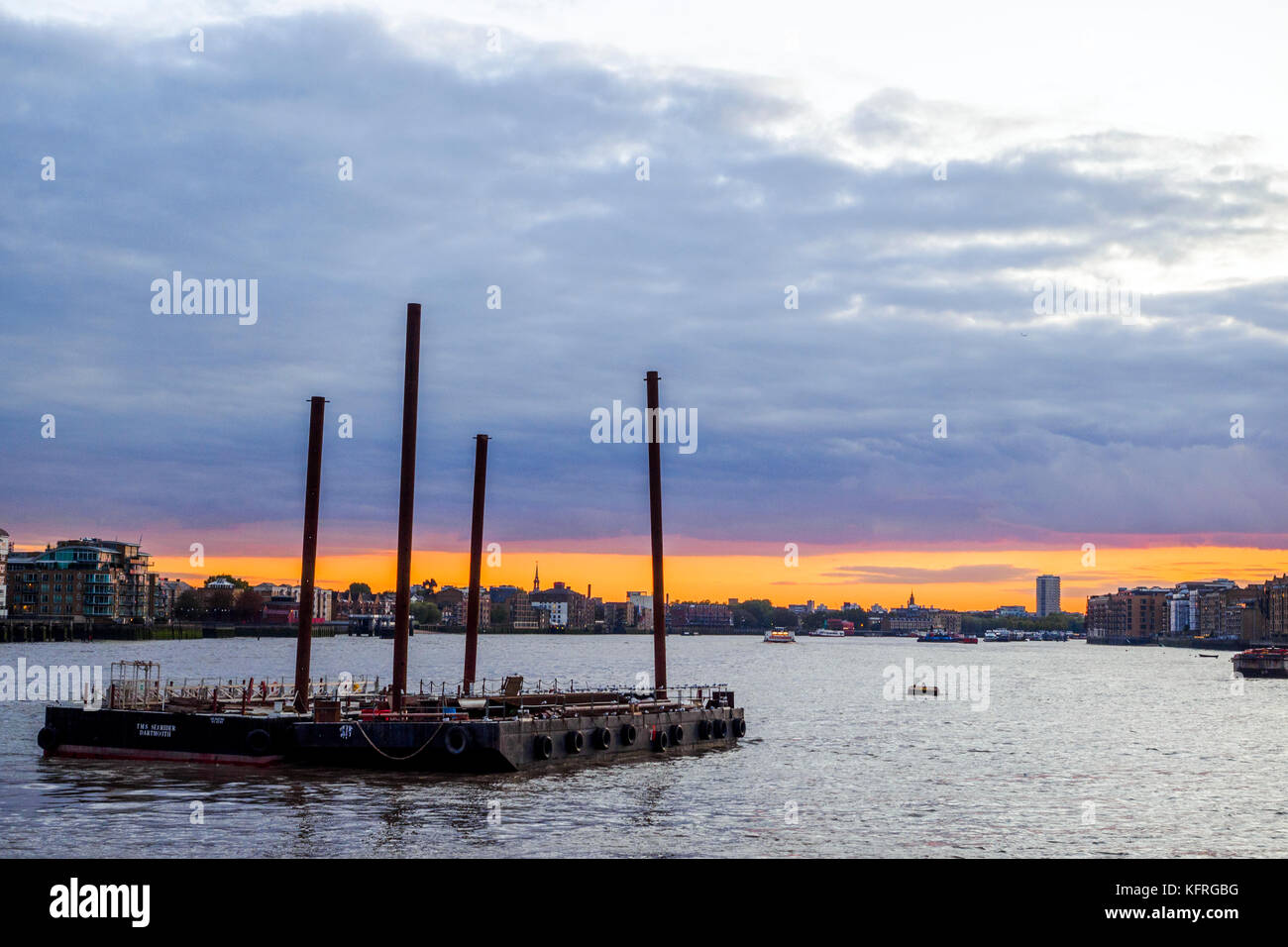 Barge en el río Támesis - Londres, Inglaterra Foto de stock