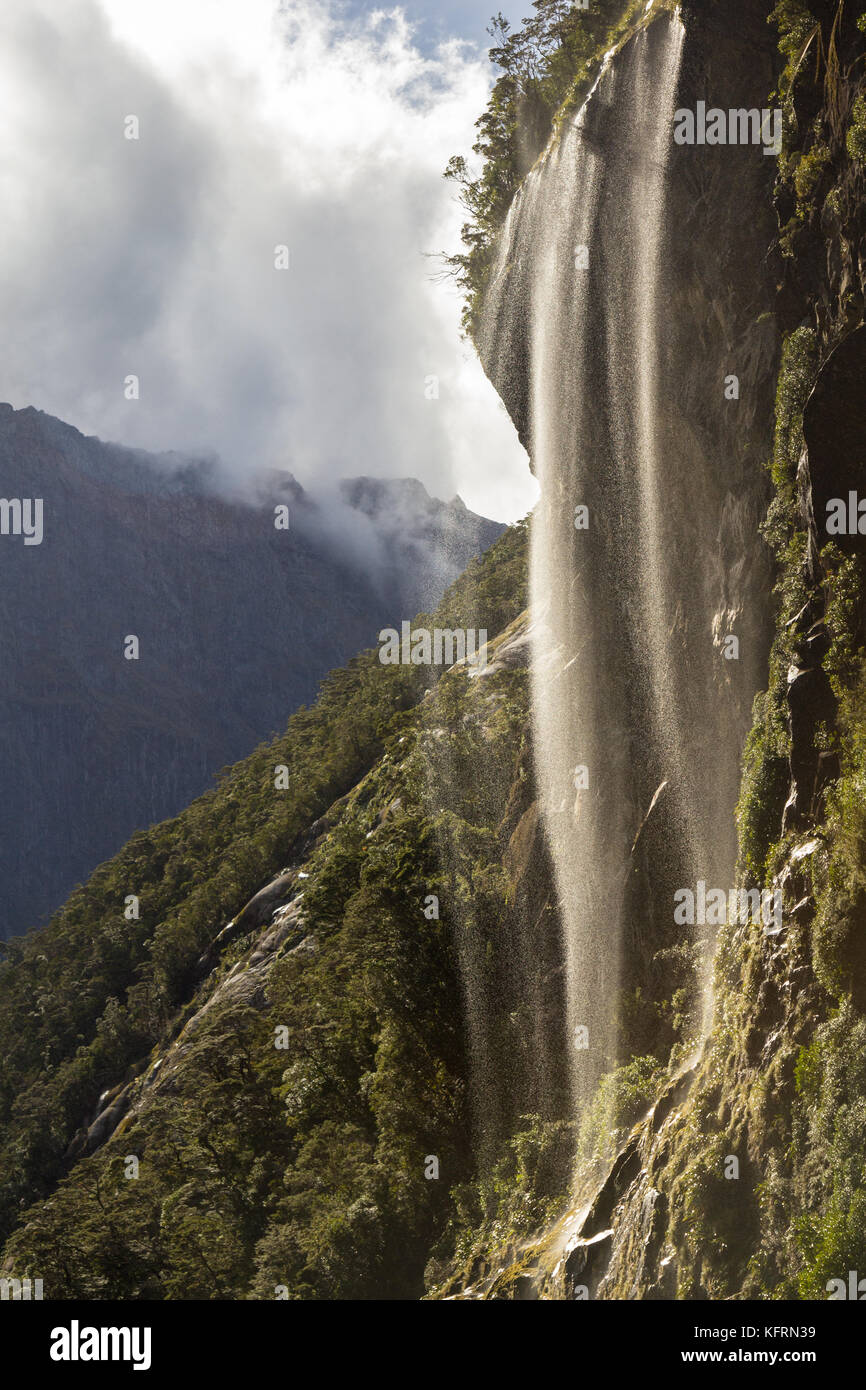 Cascada en las montañas Darran, Parque Nacional de Fiordland, Nueva Zelanda Foto de stock
