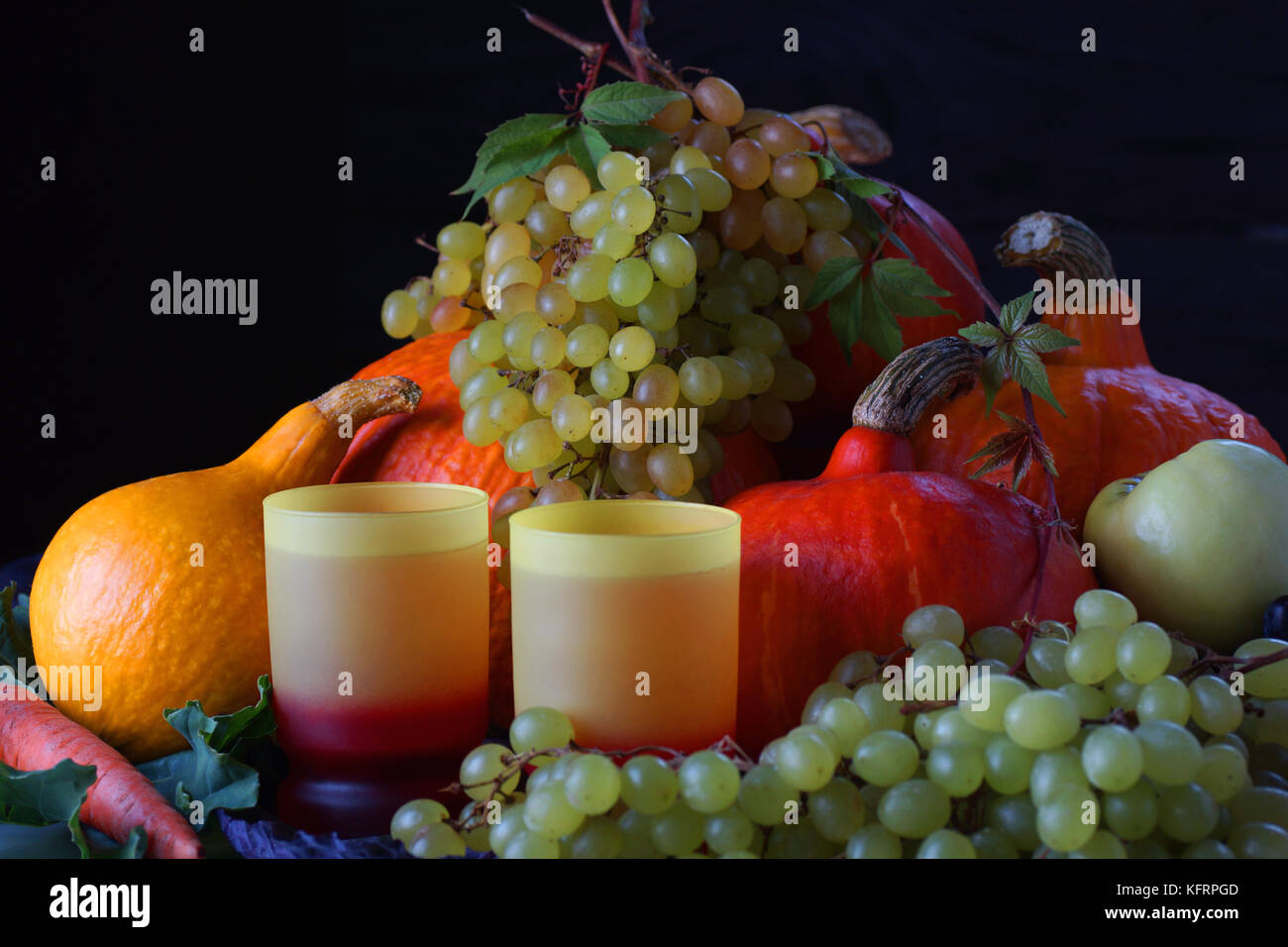 Gafas con jugo rodeado de frutas y verduras. Foto de stock