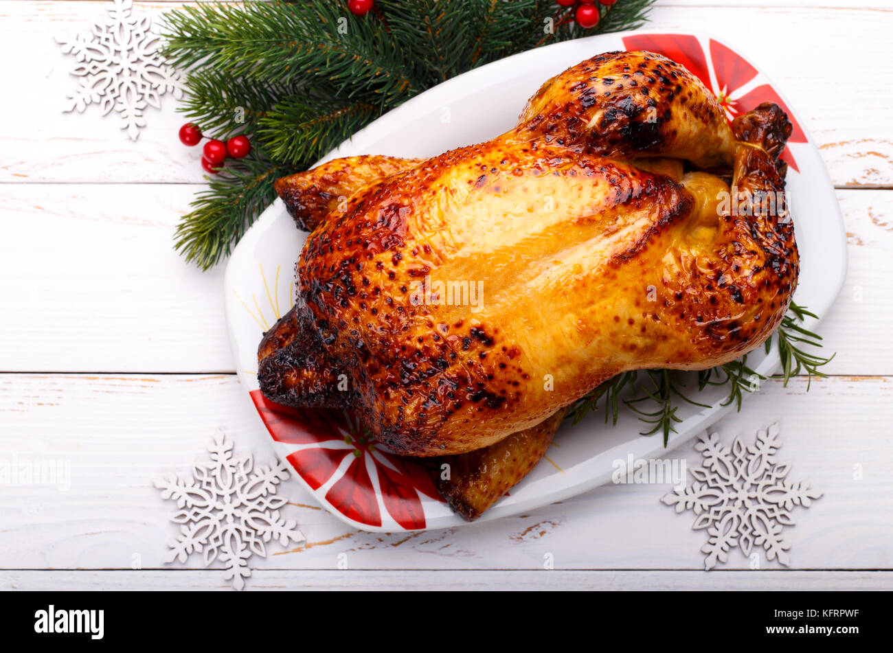 Todo asado pollo relleno con frutas y ón de Navidad sobre  fondo de madera. Vista desde arriba Fotografía de stock - Alamy