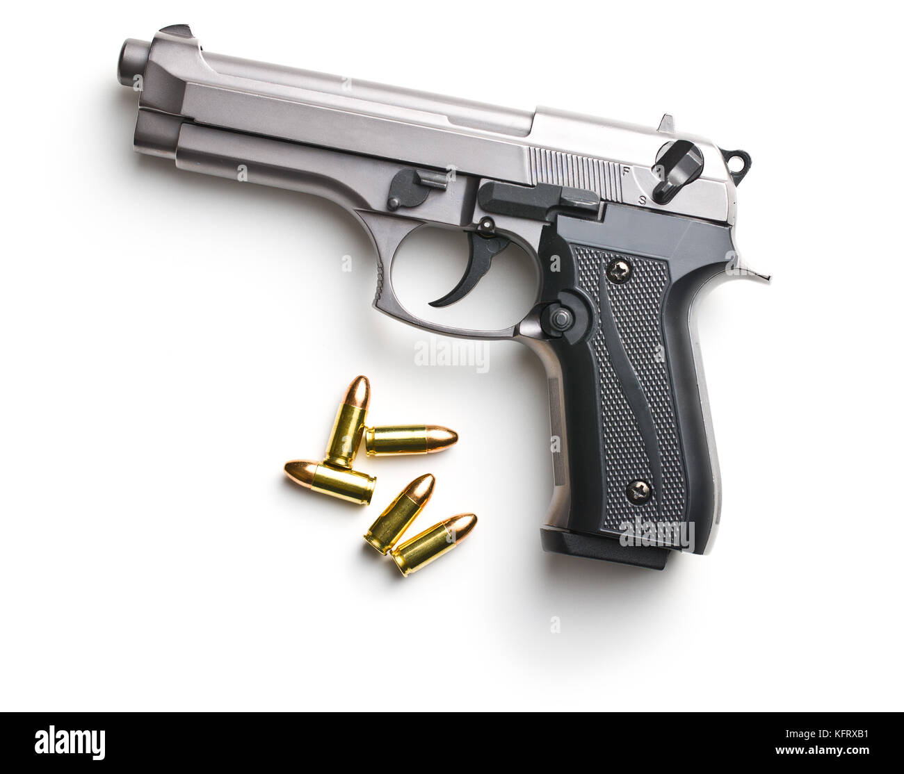 Pistola de 9mm pistola y viñetas aislado sobre fondo blanco. Foto de stock