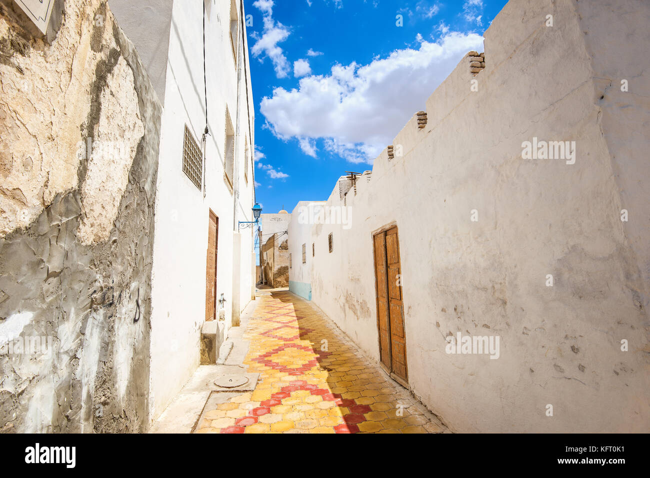 Paisaje urbano con calles estrechas en la medina de Kairouan, Túnez, África. Foto de stock