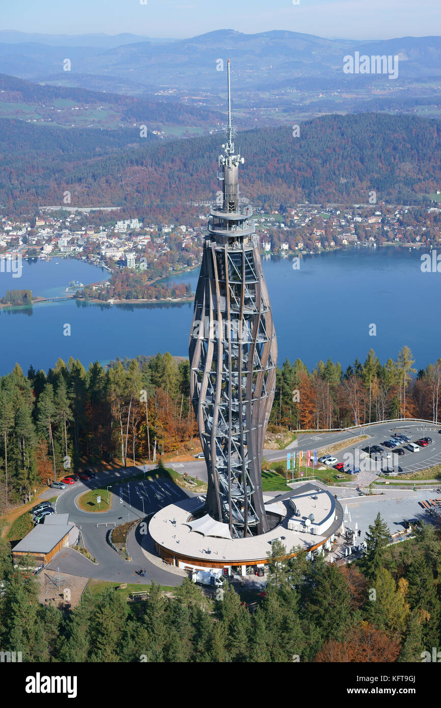 VISTA AÉREA. Torre futurista de madera utilizada para la observación y transmisión de televisión (altura: 100m). Pyramidenkogel, Wörthersee, Carintia, Austria. Foto de stock