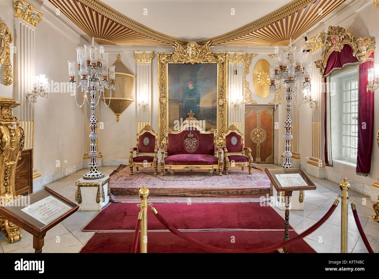 El Cairo, Egipto - Octubre 21, 2017: en el Salón del Trono del Palacio manial del príncipe Mohammed Ali tewfik rojo chapado en oro con sillones, lámparas de piso de antigüedades, ornat Foto de stock