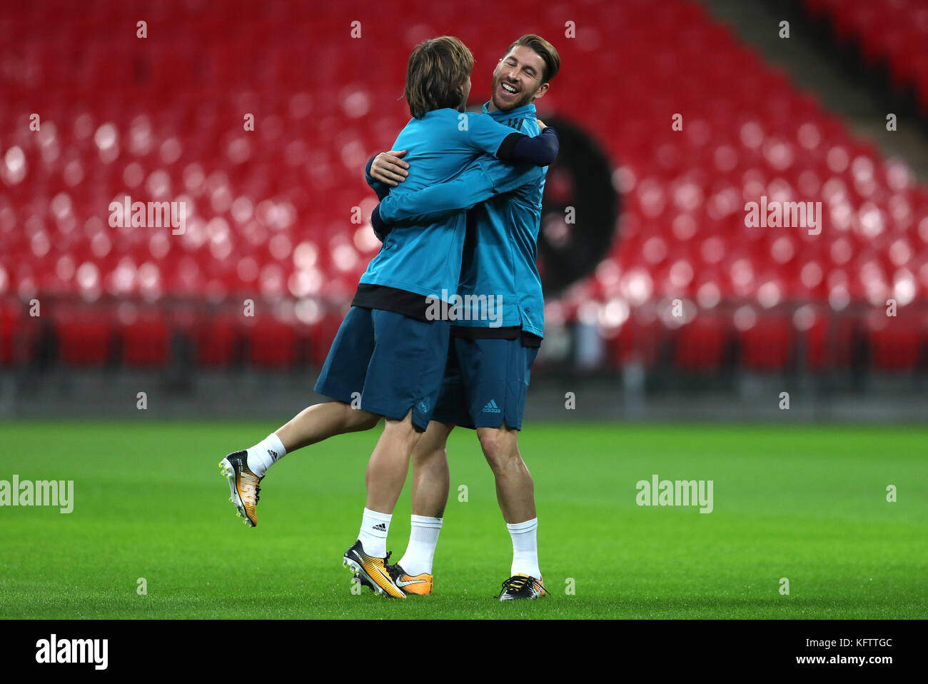 Habitual Correspondencia cráter Luka Modric y Sergio Ramos del Real Madrid durante la sesión de  entrenamiento en el Estadio Wembley, Londres Fotografía de stock - Alamy