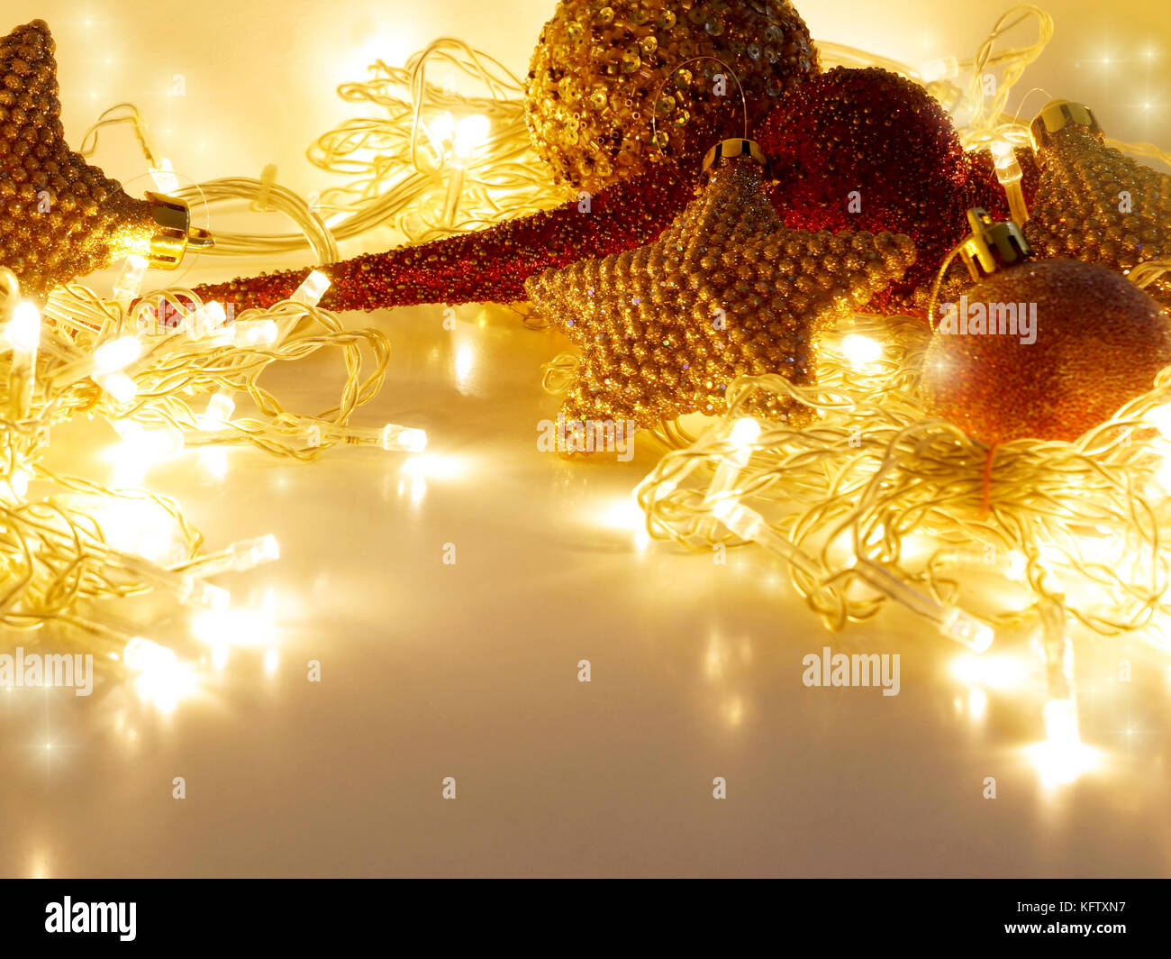 Las decoraciones de Navidad roja y dorada y la guirnalda festiva. Foto de stock